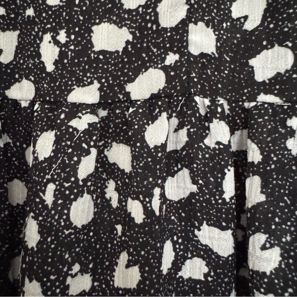 Black and white light weight v neck dress - Picture 11 of 14
